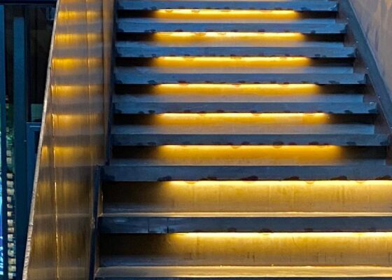 remodelacion-microcemento-metales-reales-escalera-color-gris-ceniza-espana