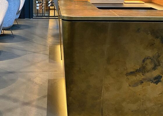 remodelacion-microcemento-metales-reales-recepcion-alchemist-color-cobre-espana