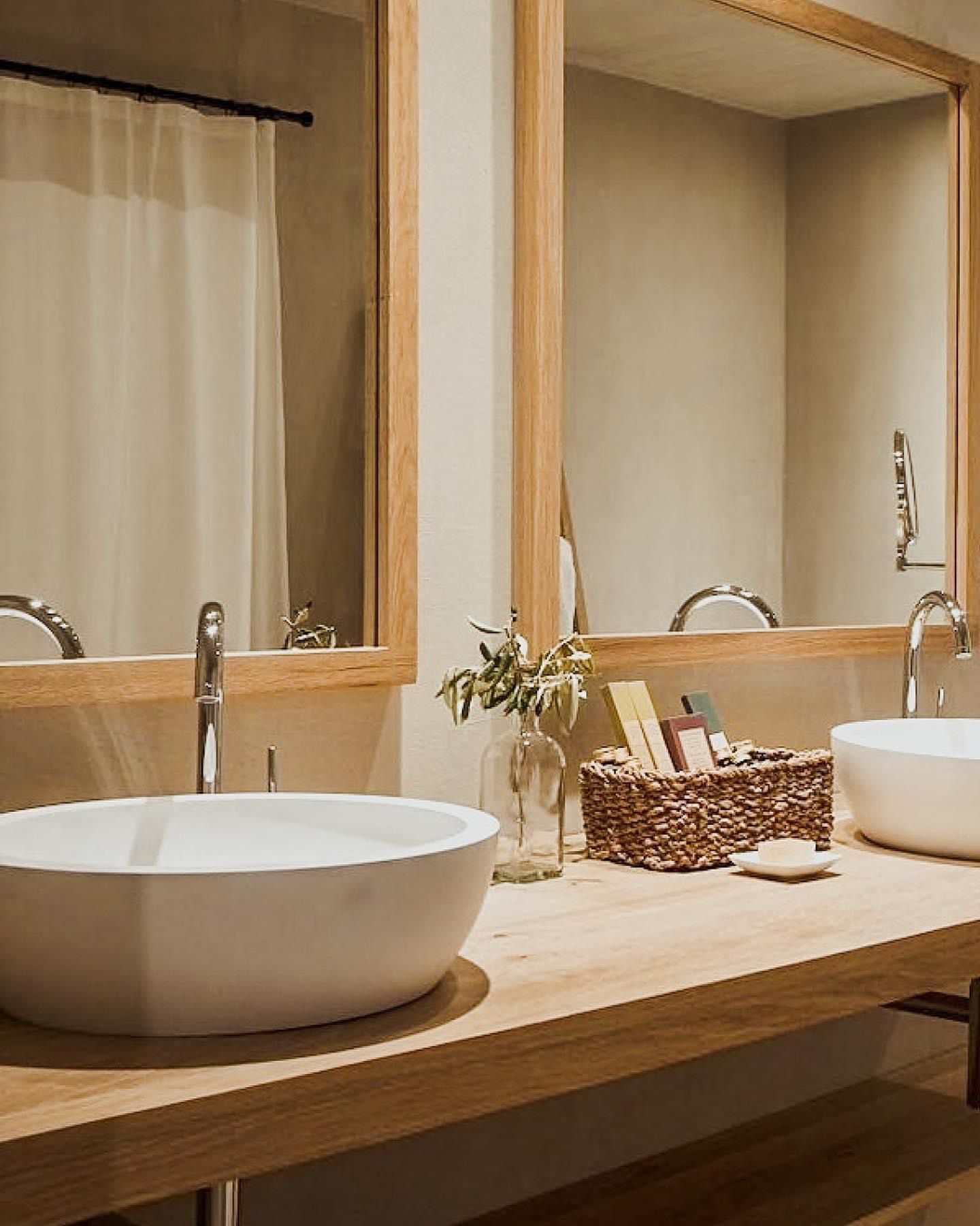 Mocrociment original perete baie